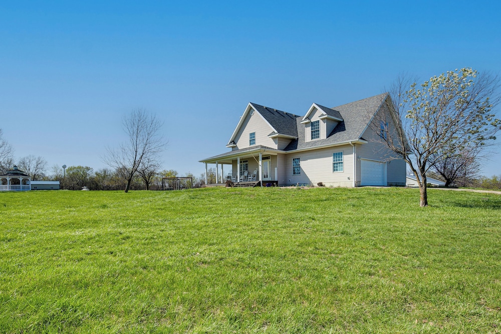 Fire Pit & Gazebo: Rural Warrensburg Getaway!
