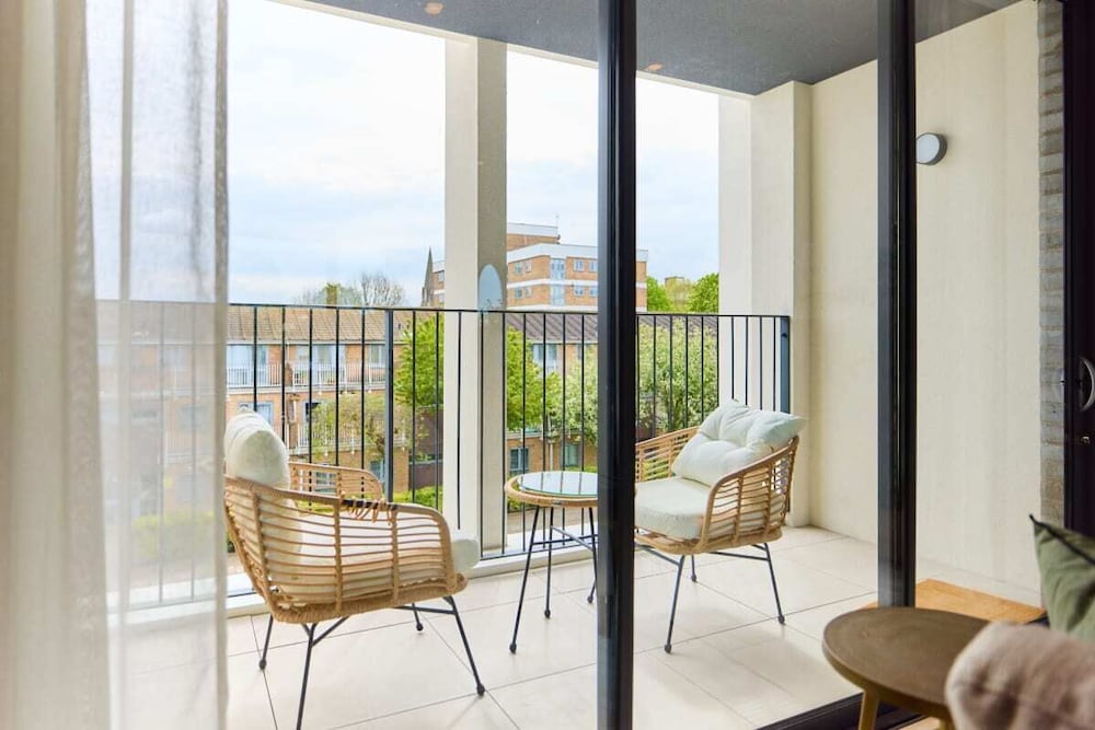 The Brondesbury Hideaway - Stylish 3bdr Flat With Balcony + Parking