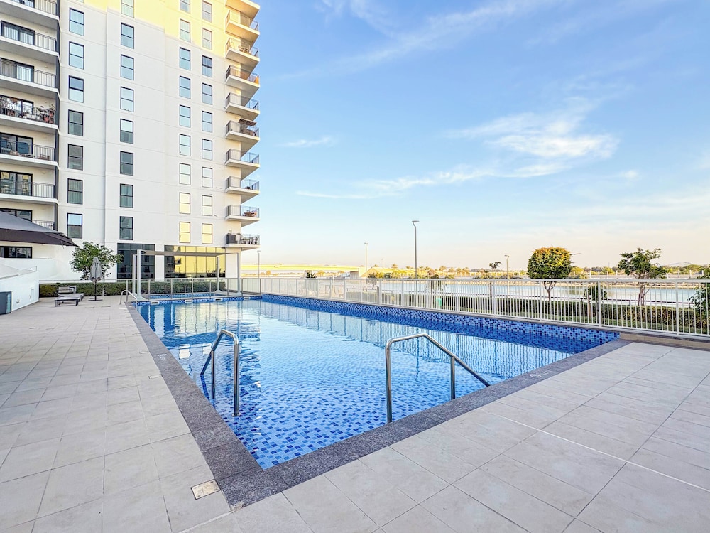 Bloomfields Luxurious 2Br Water Edge