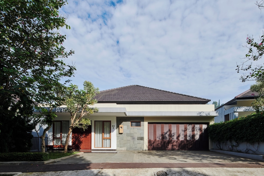 Mentari Hill View 8 BR heated pool and movie room
