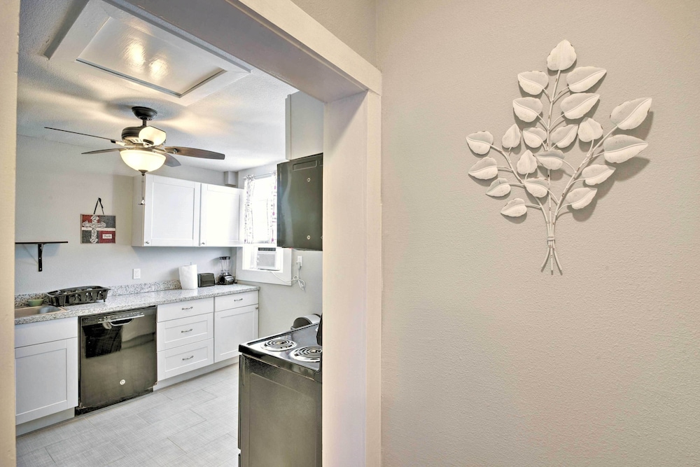 Convenient Apt w/ Golf Carts & Grill Access!