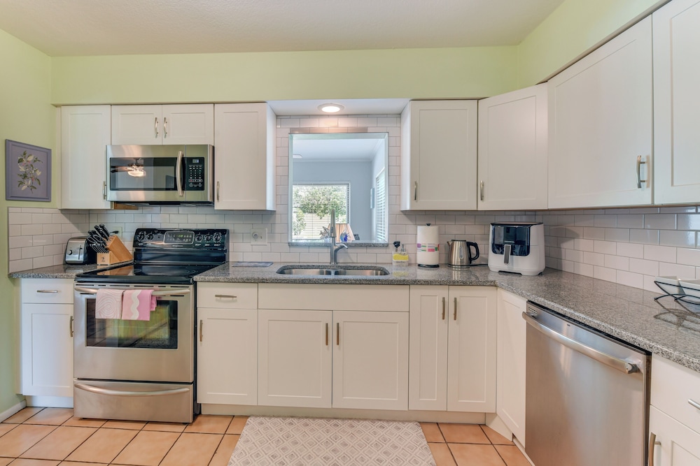 Beach Gear Provided! Cozy Family Home in Bradenton