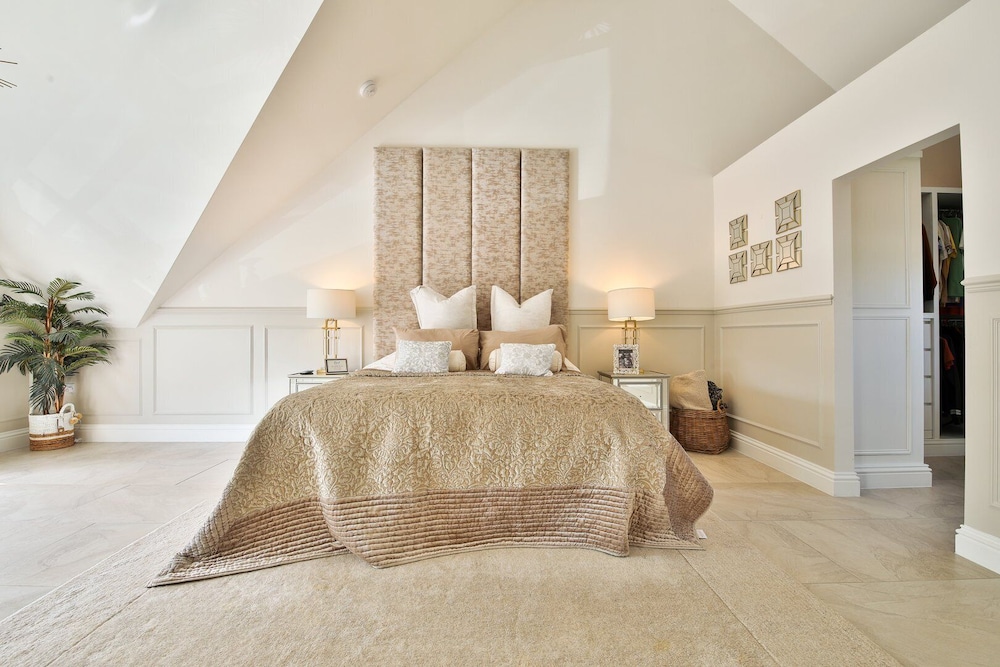 Modern 5-bed Retreat With Parking