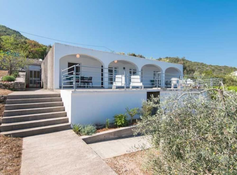 Spacious and Cozy Seafront Apartments