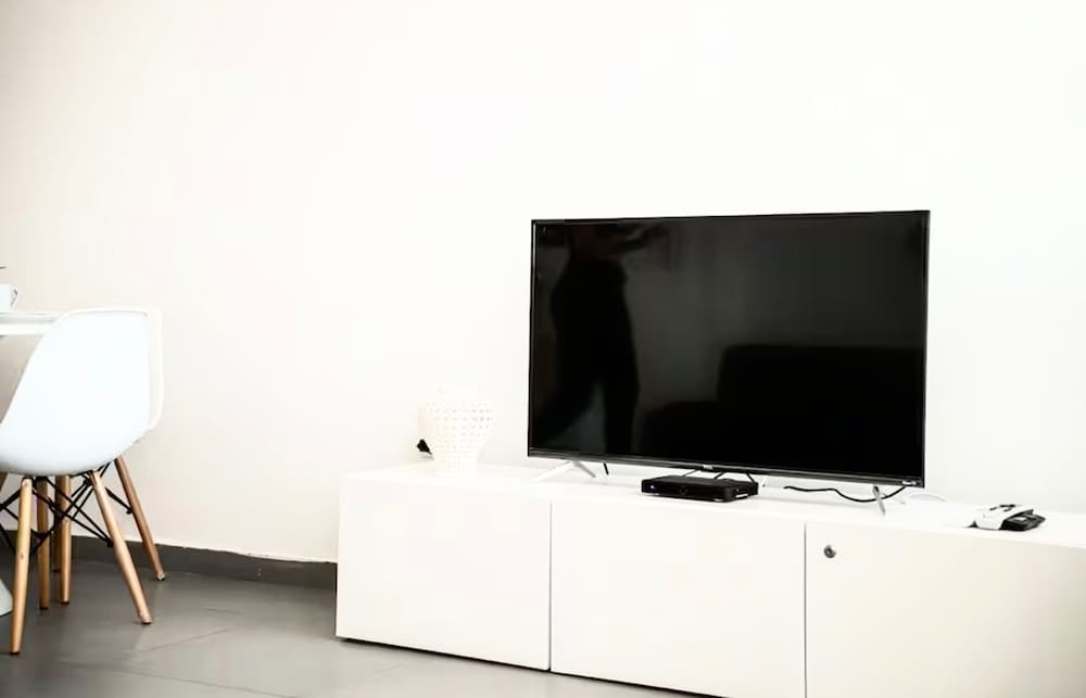 Centrally Located Sunny Apartment Walk to Beaches