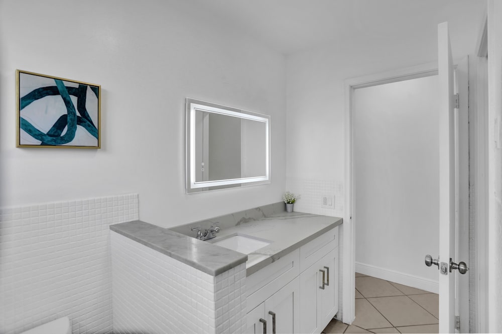 Cleveland Tropical Oasis & Private Pool - Image 5