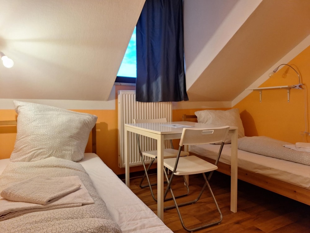 2-Rent Group Hostel Rooms AUB162