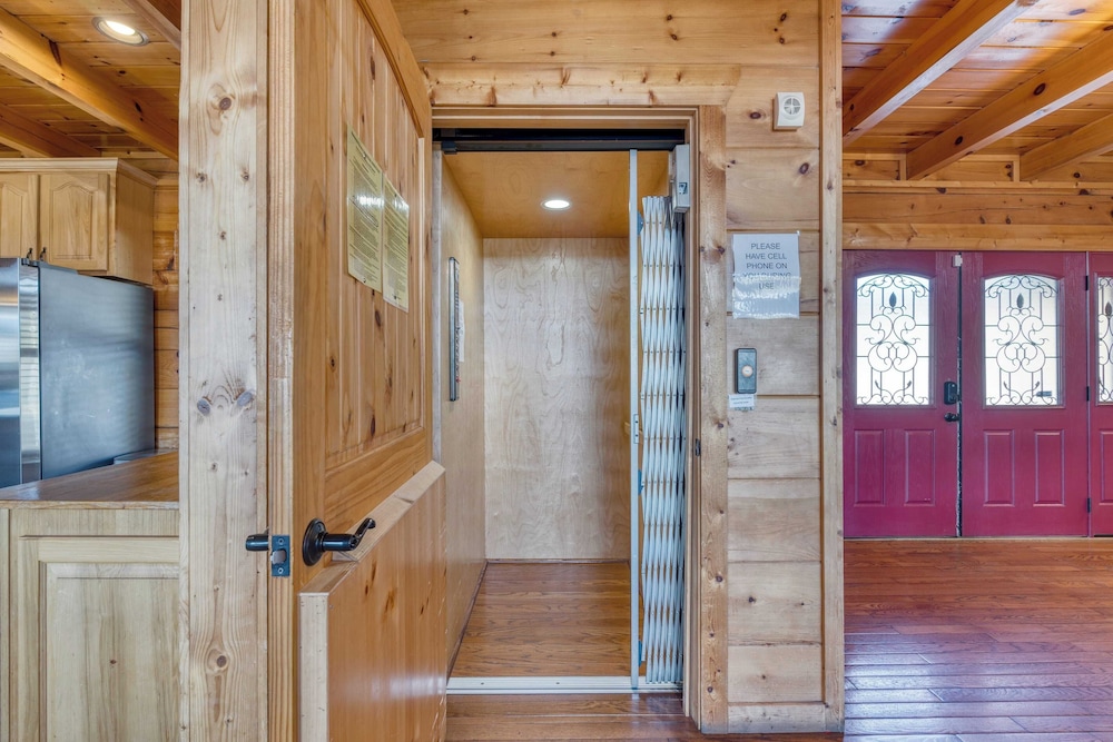 Luxury Cabin w/ Elevator, Theater & Hot Tub Near Dollywood Smoky Vista Lodge