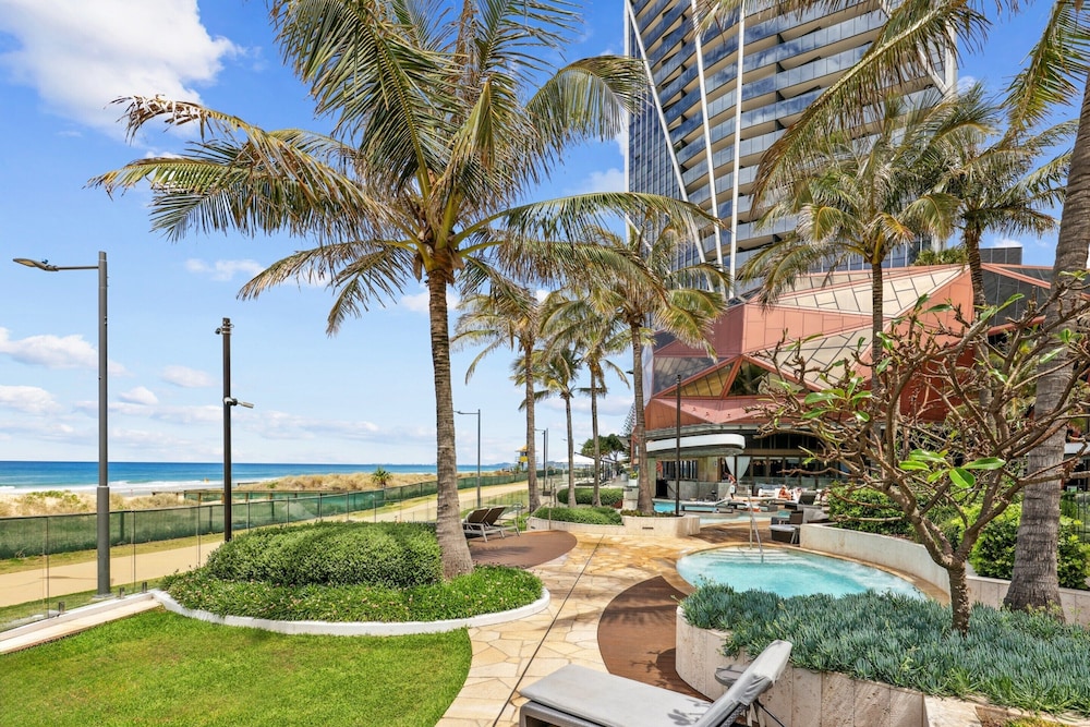 Jewel Luxury Beachside 2-bed With Water View