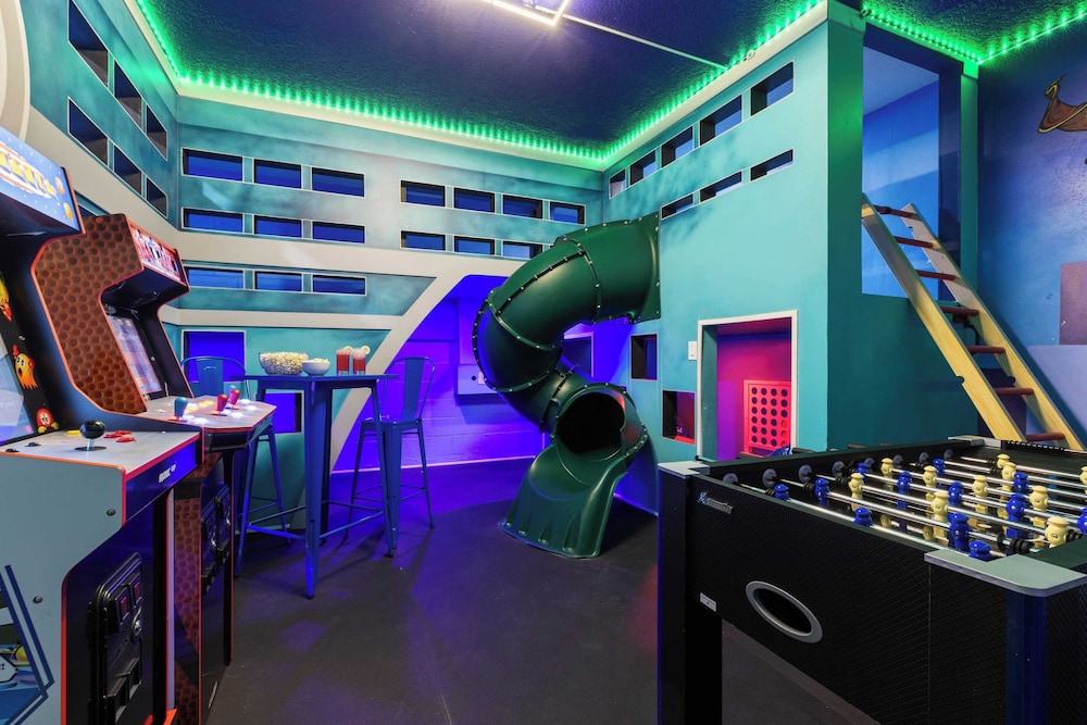 Sleeps 18! Solterra Resort, Pool, Gameroom, Themed Bdrs Broad Oak by Avantstay