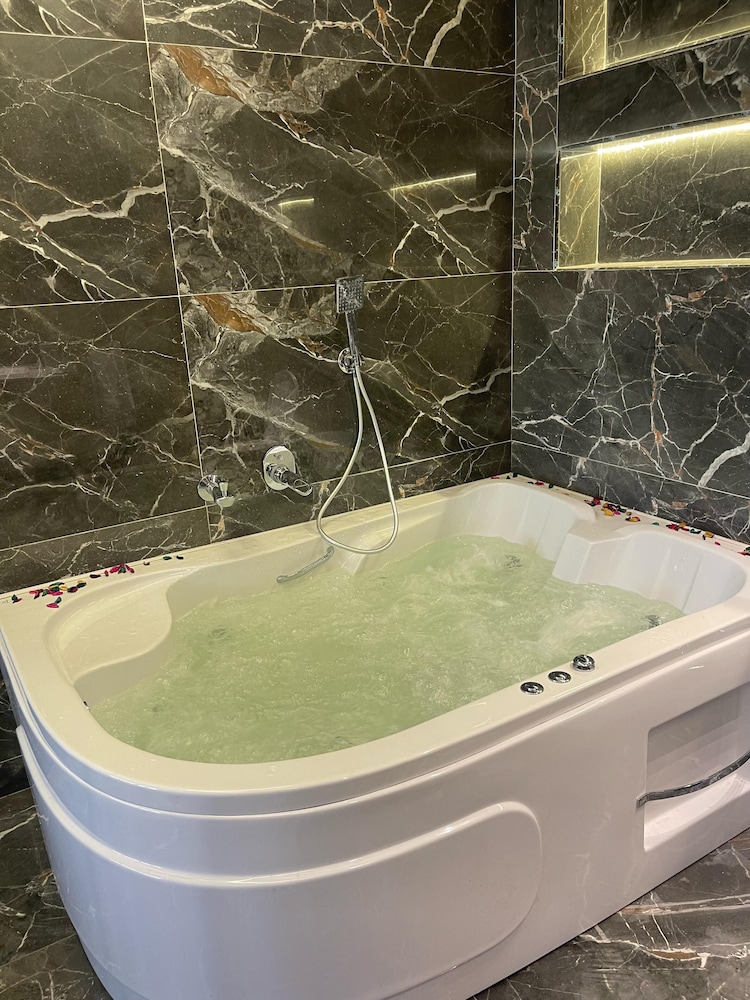 Roone Pyramids View Inn