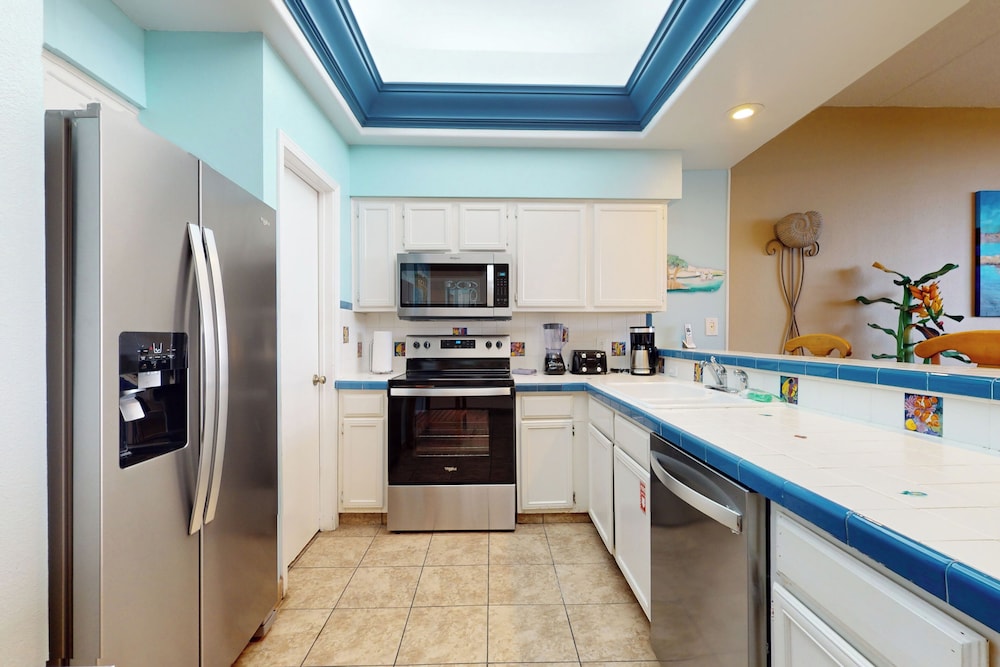 Gulf-view 3BR w/ Patio, Pools, Hot Tubs & Sauna