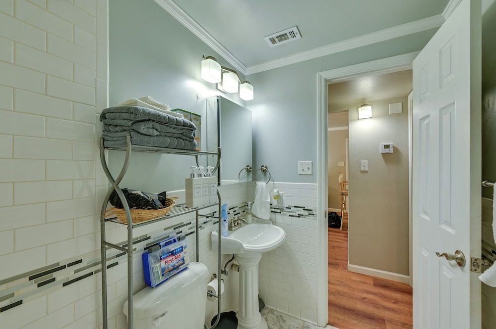 Walk to SFA Campus: Pet-friendly Nacogdoches Condo