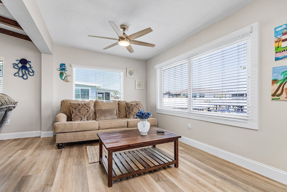 320 Bayland Breeze: Pet-friendly 2br W/ Water Views! 2 Bedroom Home