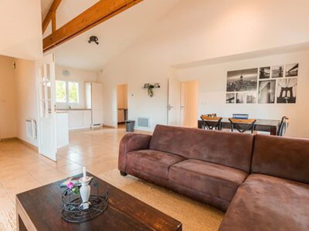 Spacious Villa With Large Garden en Vasles