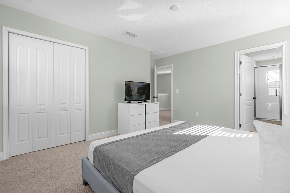 Near Disney & Legoland: Spacious Poolside Oasis!