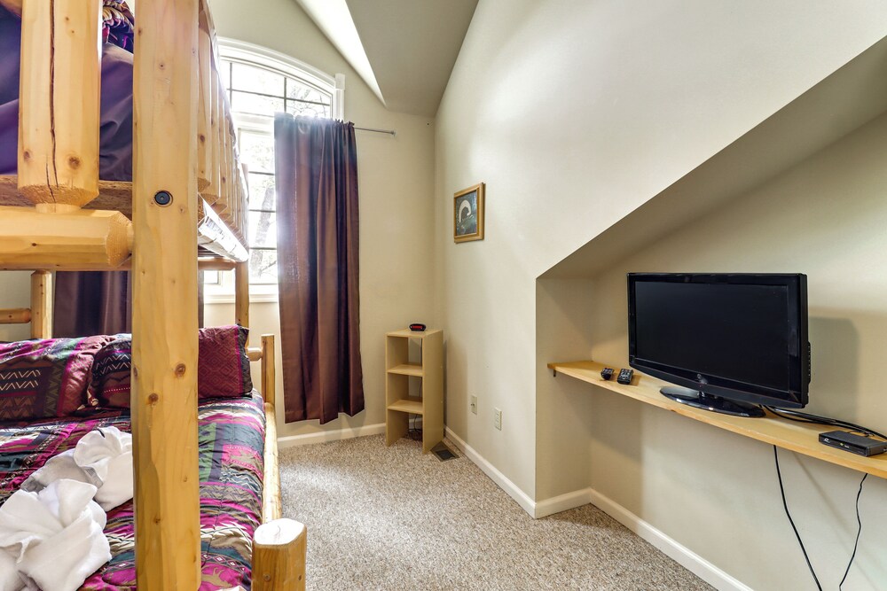 Beach Access & Hot Tub: Retreat in Lake Harmony!
