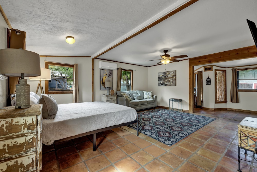 Terracotta Oasis - Wimberley for 30 Guests