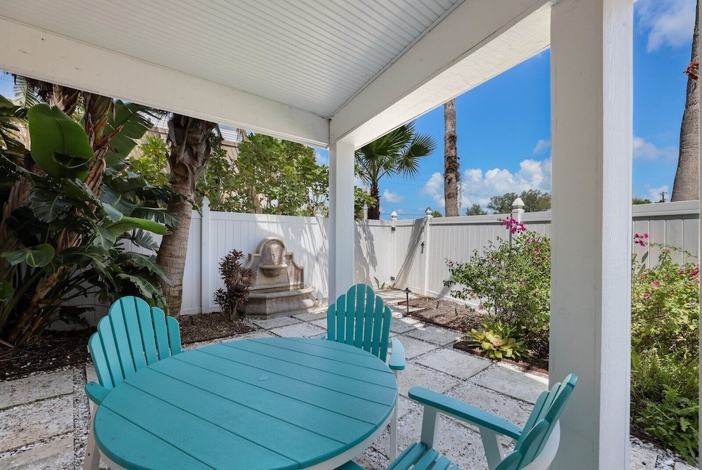 Blue Water Escape 3 Bedroom Villa by RedAwning
