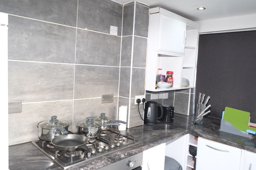Nottingham 5-br, Sleeps 11 w/ Garden & Parking