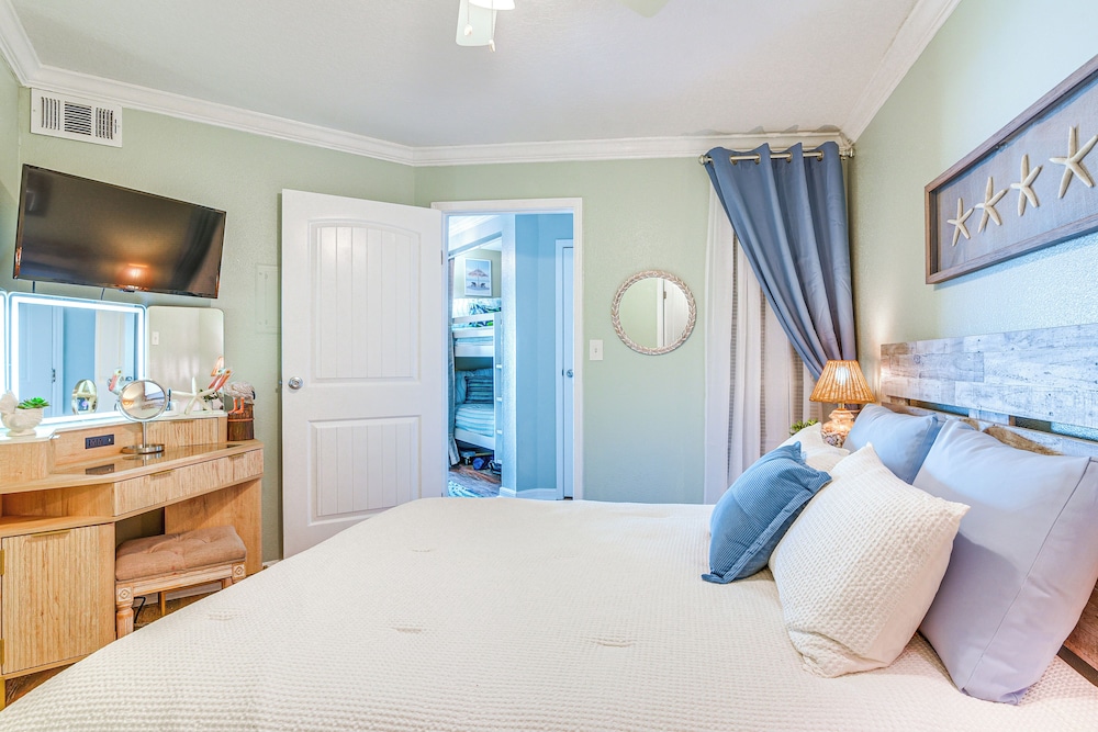 Pool & Hot Tub Access: Beachside Galveston Condo!