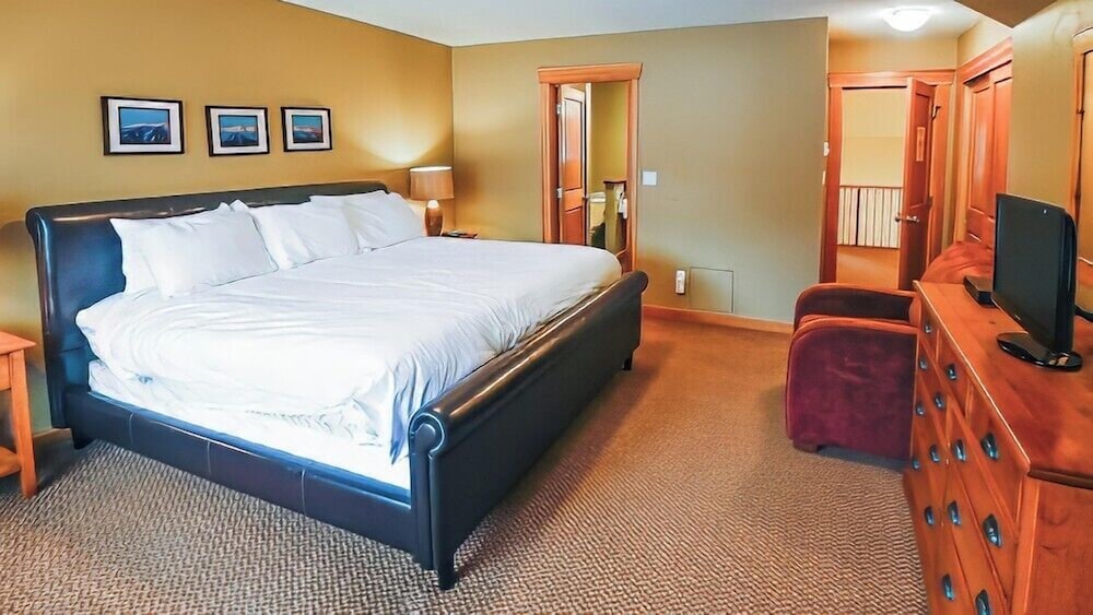 Pinnacle Ridge Chalets by Fernie Lodging