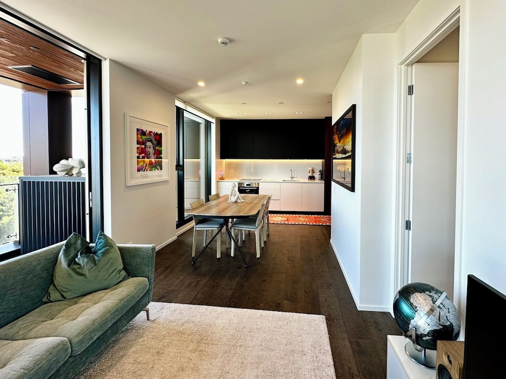 1BR with Balcony Close to Ferry by Zodiak Stays