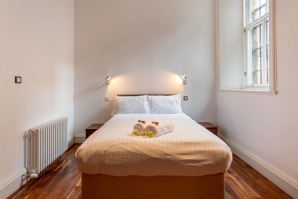 JOIVY Location, Location! North Bank Street Luxury Apt view 3