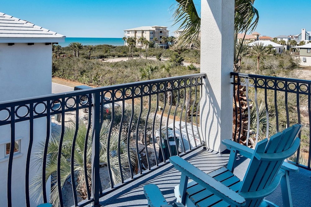 Coastal Vue 5 Bedroom Holiday Home by Five Star Properties