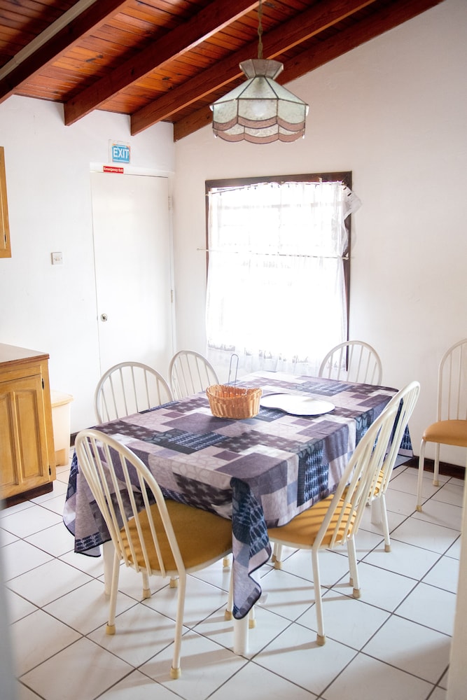 Tropical Breeze Guesthouse and Furnished Apartments