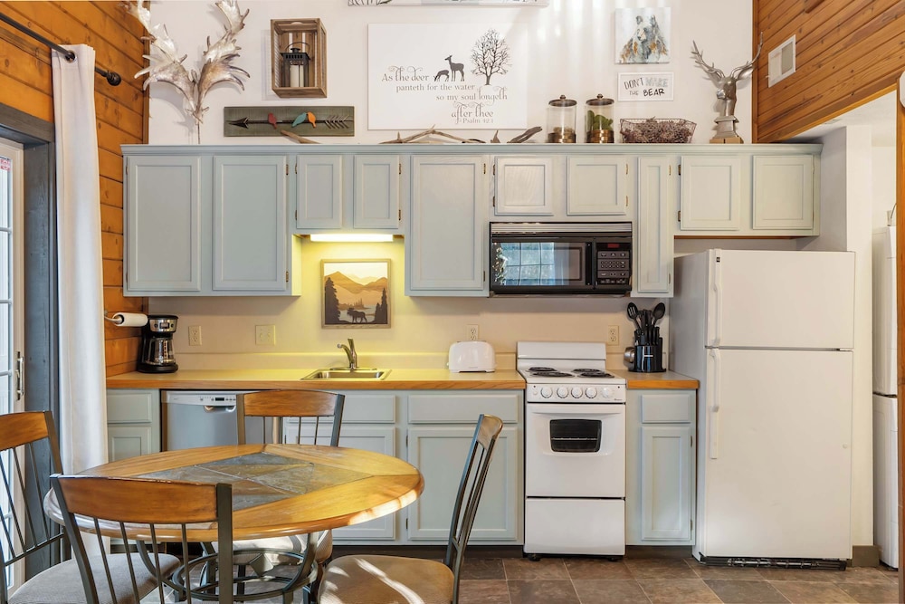 Whitetail Cabin Getaway for 6