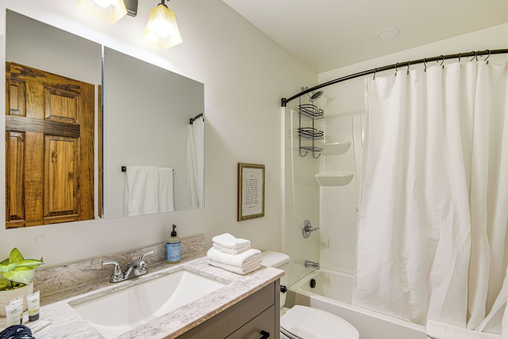 Pinedale Getaway Near Hiking, Skiing & Lakes!