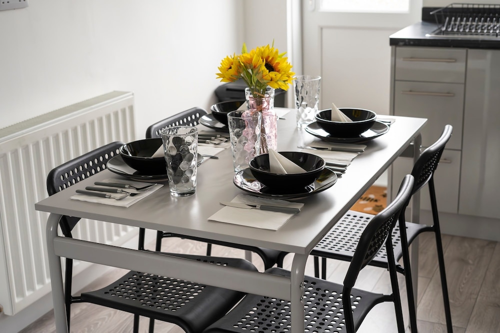 Modern 4 Bed House-free Parking