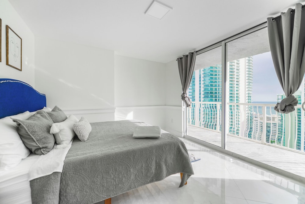 Sky High 31st Floor Condo W Parking