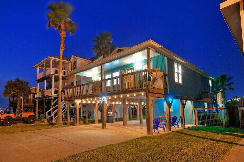 Sleeps 22 2 Homes w/ Private Pool, Game Room, Nature Views 7 BDR Avantstay