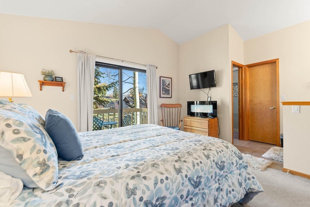 Mountainside 523 3 Bedroom Home by RedAwning