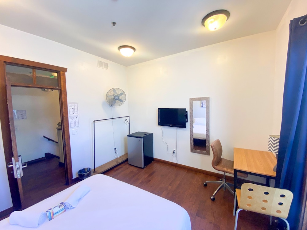 International Travelers House Hostel \- Downtown San Diego Little Italy.