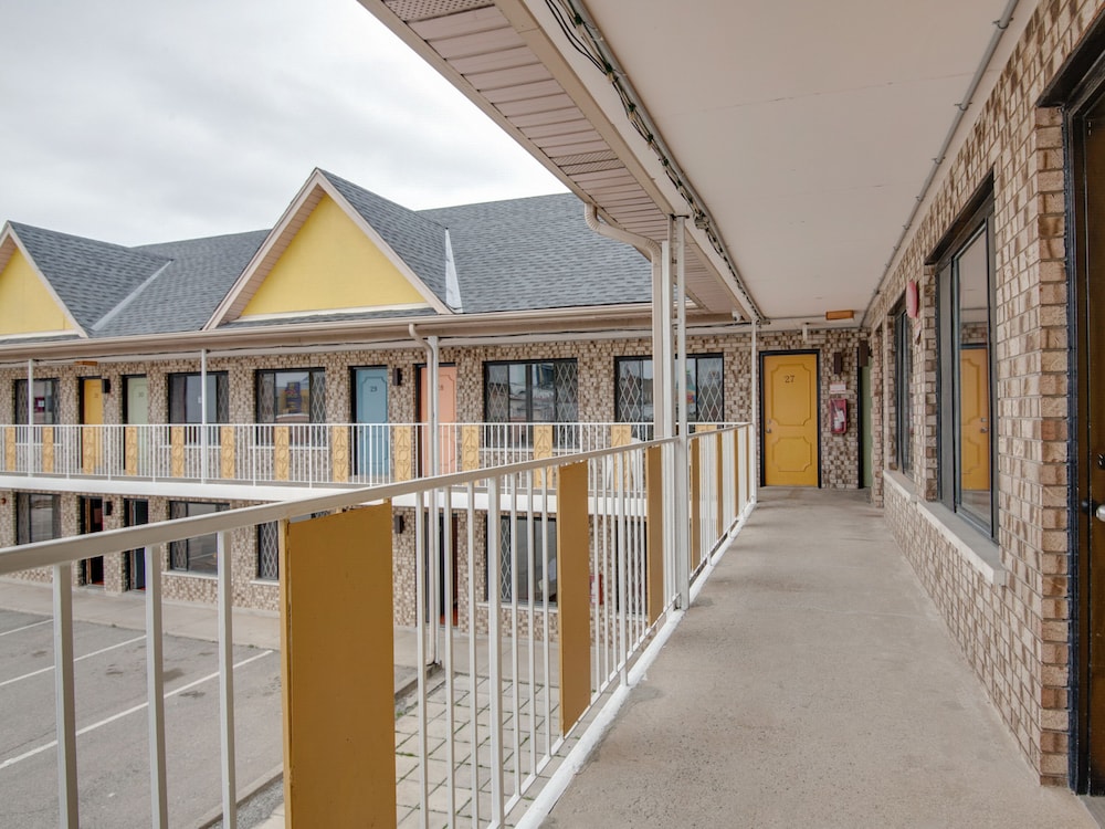 Falls Inn Near Casino Niagara By OYO - Image 4