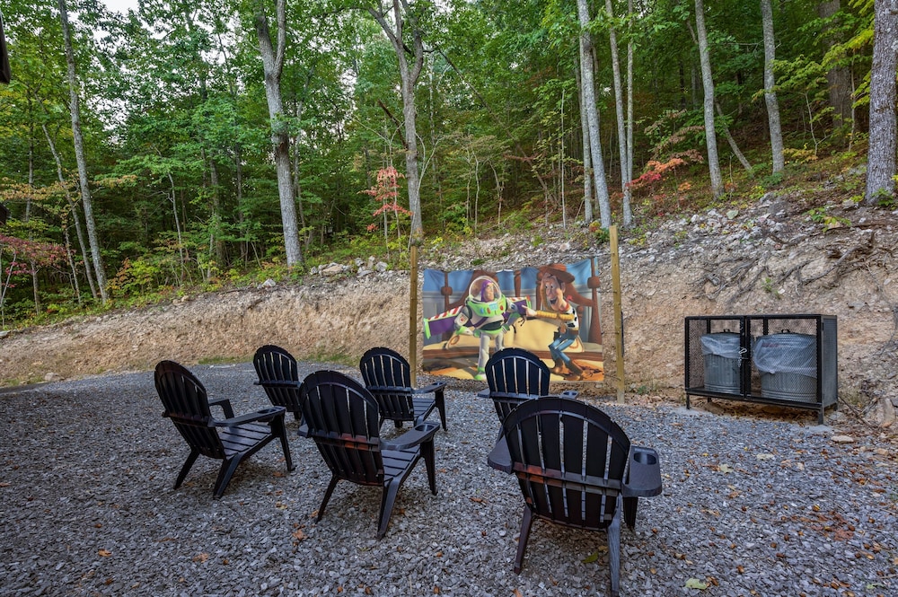 Goodness Gracious 3 Bedroom Cabin by RedAwning - Property Image 26