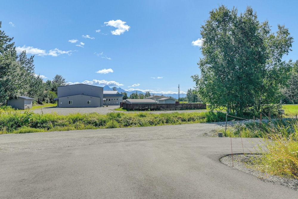 2 Mi to Dtwn Palmer: Custom Valley Home w/ Garage