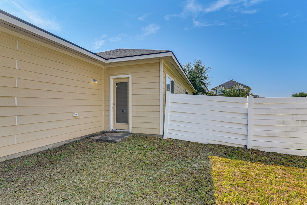 < 1 Block to Park: Family-friendly Houston Home!