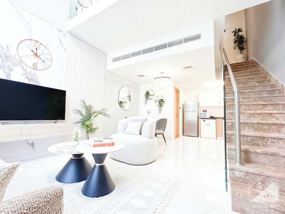 Luxury 1-br Villa in Rukan: Dubai Skyline Views!
