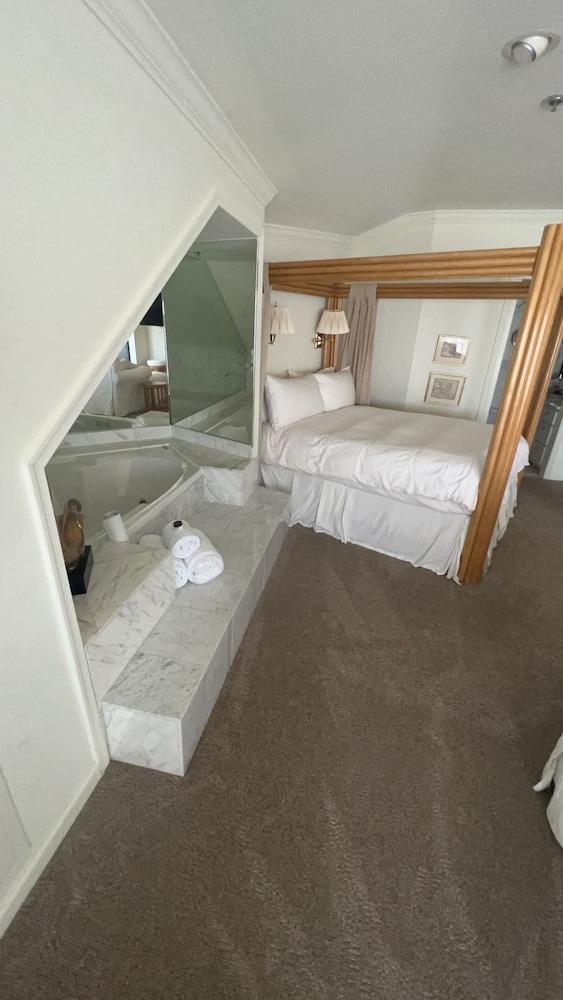 Lighthouse Club Hotel