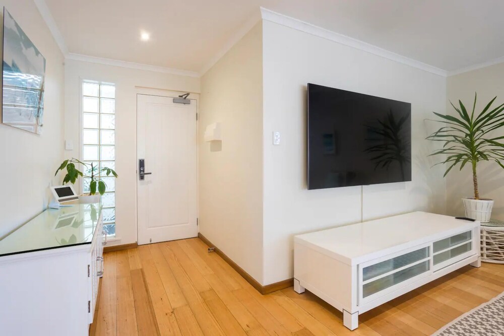 Beautiful 3BR Beachside Apt in Cottesloe!