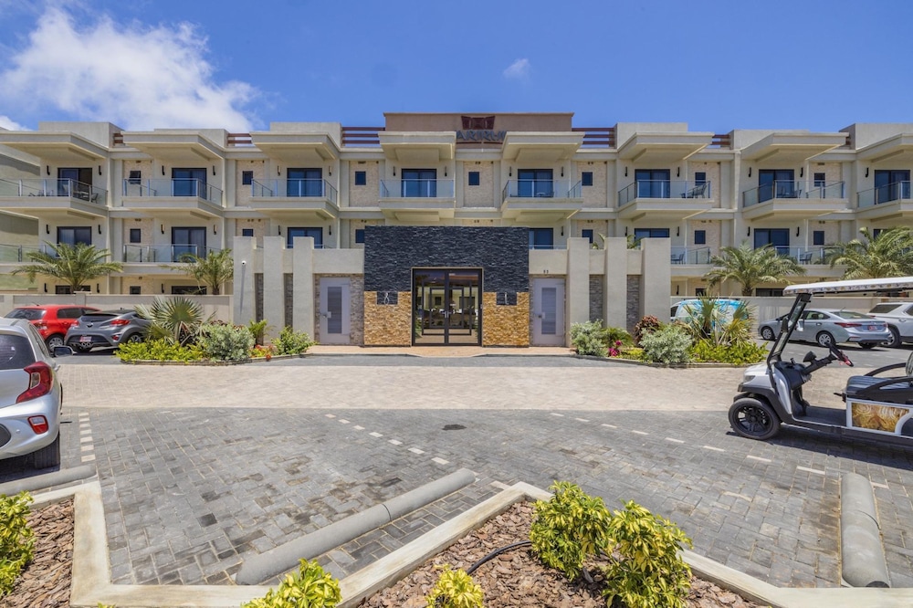 Modern NEW 2br2ba Condo w Pool Resort Amenities