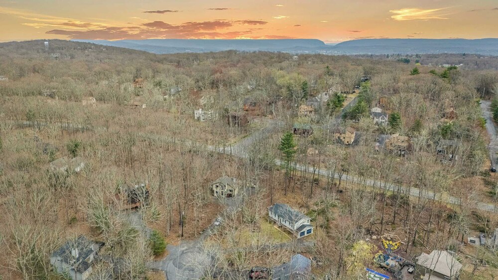 Stylish Renovated Home Open Layout, Coffee Bar + Near Hiking & Waterfalls