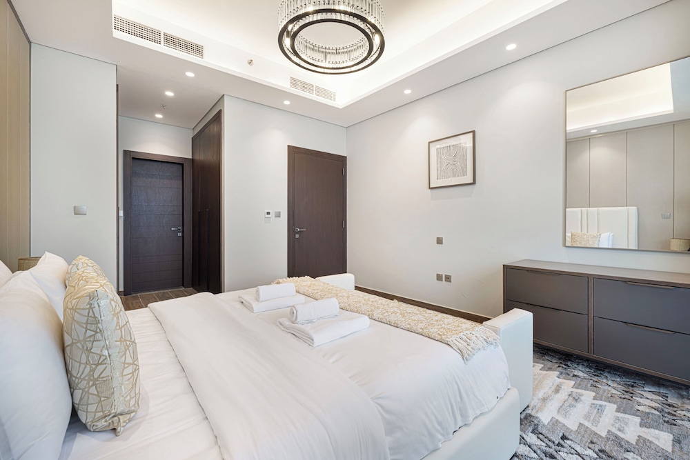 Nobles Suites by Hostiva - City View