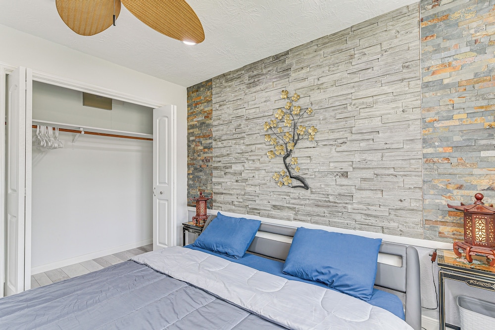 ~ 2 Blocks to Beach: Galveston Group Getaway!