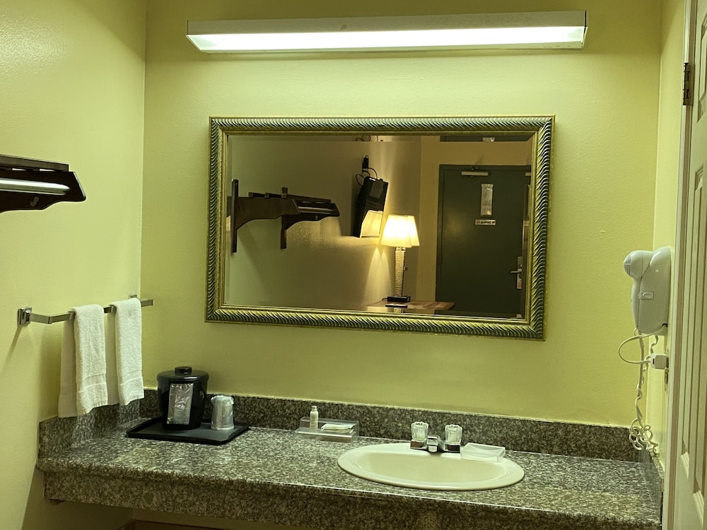 Hammond Vacations - Stay Express Inn Hammond - Property Image 9