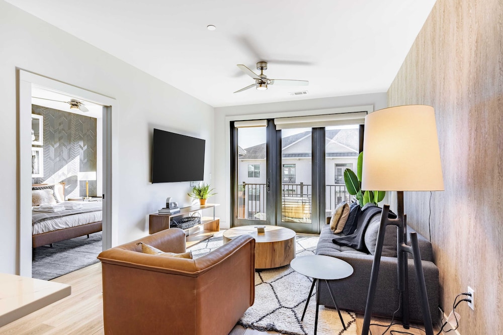 Sleeps 24 4 Modern Midtown Apartments w/ Gym + Pool Walkable to Shops & Eats